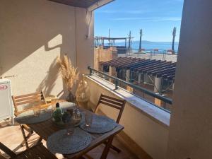 d'un balcon avec deux tables et vue sur la plage. dans l'établissement Marina Balchik apartment, à Balchik