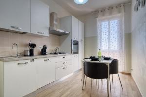 Dapur atau dapur kecil di CaseOspitali - Casa Luce, a due passi dal San Raffaele