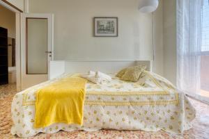 Tempat tidur dalam kamar di CaseOspitali - Casa Luce, a due passi dal San Raffaele
