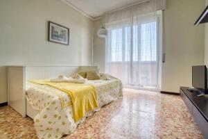 1 dormitorio con cama y ventana grande en CaseOspitali - CASA LUCE a due passi dal SAN RAFFAELE - 1 bedroom e divano in soggiorno, en Vimodrone