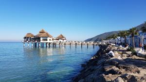 une jetée sur l'eau à côté d'une plage dans l'établissement El balcón del mediterráneo, à M'diq