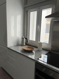uma cozinha com um balcão com uma tigela em Casa Mar Azul na Nazaré