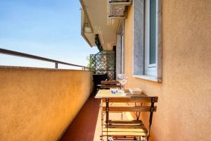 una mesa pequeña en el balcón de un edificio en CaseOspitali - CASA LUCE a due passi dal SAN RAFFAELE - 1 bedroom e divano in soggiorno, en Vimodrone