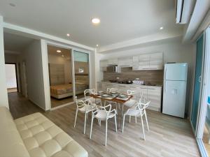 Kuchyň nebo kuchyňský kout v ubytování Playa Azul Suites