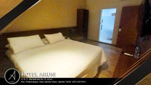 Llit o llits en una habitació de Hotel Aruni Ancol