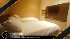 Llit o llits en una habitació de Hotel Aruni Ancol