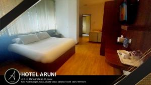 Llit o llits en una habitació de Hotel Aruni Ancol