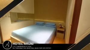 Llit o llits en una habitació de Hotel Aruni Ancol