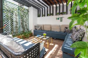un patio con sofá y mesa en Downtown Alegria, en Tavira