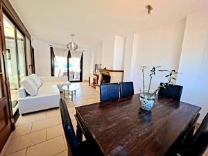 een woonkamer met een houten tafel en een bank bij Chalet Loma de Sanctipetri in Chiclana de la Frontera