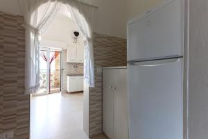 サン・フォカにあるVilla Panorama beach m160のキッチン(白い冷蔵庫付)、廊下