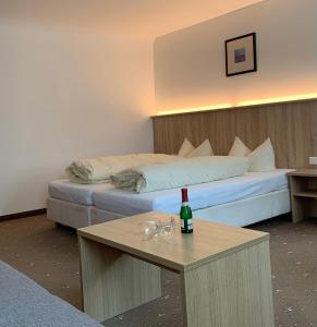 Кровать или кровати в номере Hotel Garni Brugger