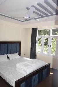Postel nebo postele na pokoji v ubytování Alpen Hotel Skardu