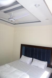 Postel nebo postele na pokoji v ubytování Alpen Hotel Skardu