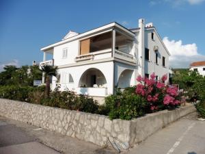 Zdjęcie z galerii obiektu Apartment in Punat with Terrace, Air conditioning, Wifi, Washing machine (3829-3) w mieście Punat