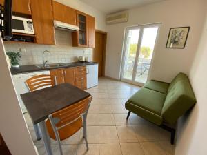 Zdjęcie z galerii obiektu Apartment in Punat with Terrace, Air conditioning, Wifi, Washing machine (3829-3) w mieście Punat