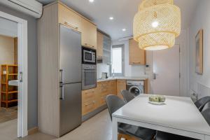 a kitchen and dining room with a table and chairs at Inside Barcelona Apartments Salva in Barcelona