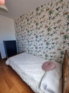 1 dormitorio con 1 cama con pared de papel pintado en Apartamento La Villa en Valverde
