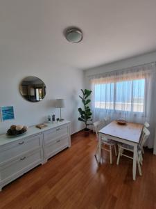ein Wohnzimmer mit Tisch und ein Esszimmer in der Unterkunft Apartamento La Villa in Valverde