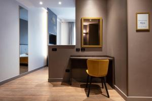 a dressing room with a chair and a mirror at Mokinba Hotels King in Milan +55 photos