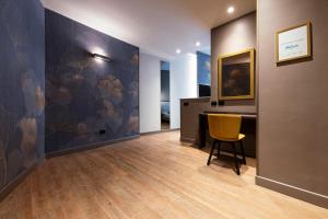 a hallway with a desk and a painting on the wall at Mokinba Hotels King in Milan