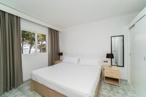 En eller flere senger på et rom på Apartamentos Ferrer Lime Playa de Alcudia