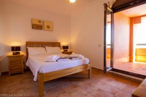 Postel nebo postele na pokoji v ubytování (HAR002) Sea View Apartment 200m to Beach + 10 fotografií