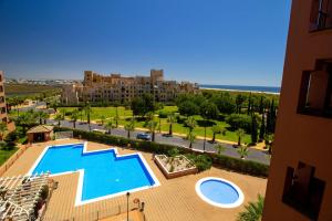 Bazén v ubytování (HAR002) Sea View Apartment 200m to Beach nebo v jeho okolí