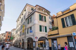 El barrio en el que está el departamento o un barrio cercano