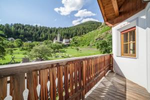 uma varanda com vista para uma montanha em Ferienhaus Hof am Schloss em Montechiaro