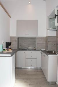 Кухня или мини-кухня в Marea Apartments
