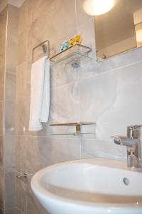 Marea Apartments tesisinde bir banyo