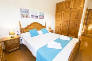 A bed or beds in a room at Miramar I by Sonne Villas