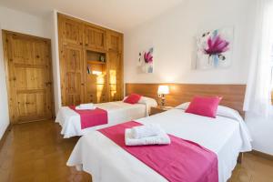 A bed or beds in a room at Miramar I by Sonne Villas Még 20 kép