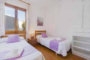 A bed or beds in a room at Miramar I by Sonne Villas