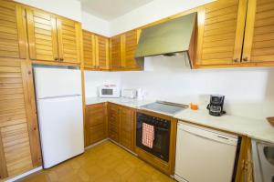 A kitchen or kitchenette at Miramar I by Sonne Villas