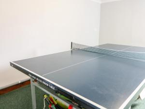 una mesa de ping pong con una red. en Ashford Cottage, en Bakewell