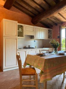 Kuchyňa alebo kuchynka v ubytovaní Agriturismo Monte Gusciani