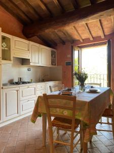 Kuchyňa alebo kuchynka v ubytovaní Agriturismo Monte Gusciani