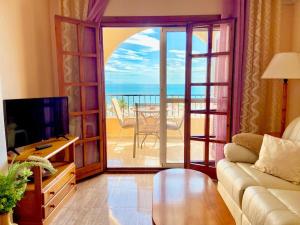 un soggiorno con vista sull'oceano di Beautiful apartment near LaMata Beach with PANORAMA SEA view!!! a Torrevieja