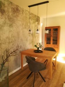 uma sala de jantar com uma mesa de madeira e cadeiras em Apartment in ruhiger Wohnlage Sie sind in 3 Minuten am Trebbower See oder in 30 Minuten an der Ostsee em Klein Trebbow