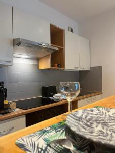 - une cuisine avec une table en bois et un verre de vin dans l'établissement Sarlat 4 Life, à Sarlat-la-Canéda