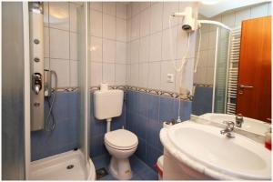 Koupelna v ubytování Guest House Lav
