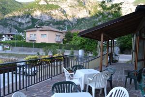 a restaurant with white tables and chairs and a mountain at GARNI ANNA in Besenello