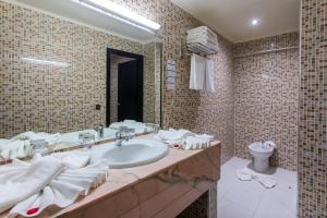 Een badkamer bij Hotel Meriem Marrakech