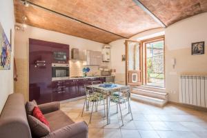 een woonkamer met een bank en een tafel bij Borgo Rosia 85 in Rosia