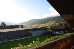 - une vue depuis le toit d'une maison avec une cour dans l'établissement Haus Sennweg, à Tannheim