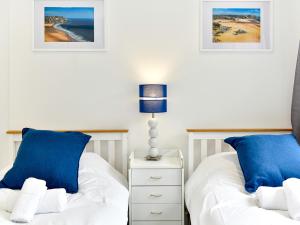 Säng eller sängar i ett rum på Pass the Keys Newly Renovated Bungalow - Stunning views of Gower