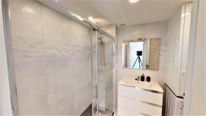 A bathroom at Top Floor Apartment - Amazing Sea View Még 25 kép