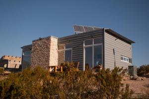 una casa con techo solar en la playa en Piuquenes Potrerillos en Potrerillos